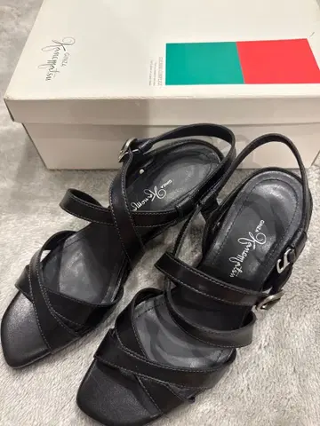 긴자 카네마츠 블랙 샌들 23.5cm