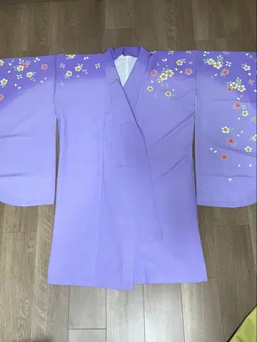 졸업식용 니샤쿠소데 기모노 보라색 꽃무늬 겉옷과 빨간색 하카마 세트
