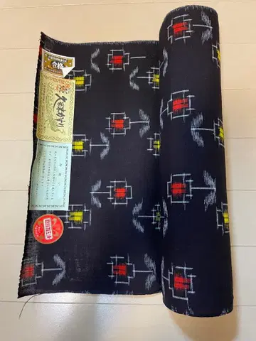 구루메 카스리 기모노 옷감 블랙 베이스 빨간색과 노란색 무늬