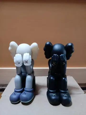 KAWS 엘리펀트형 피규어 2개 세트