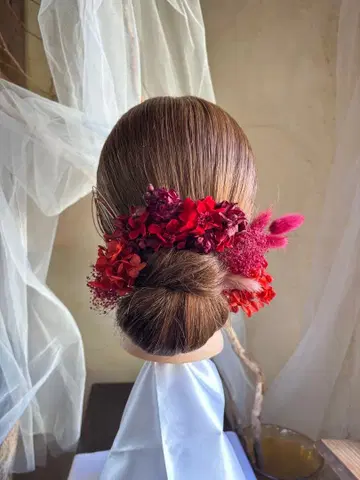 성인식에도 빨간색 계열 꽃 머리 장식
