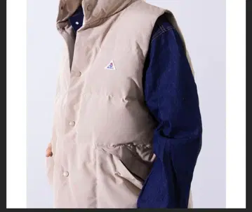 베이지 슬리브리스 다운 베스트