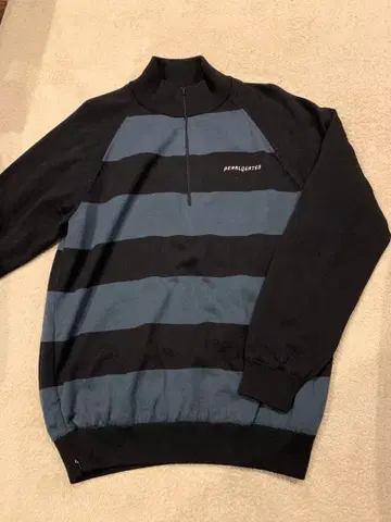 블랙과 파랑 스트라이프 하프 지퍼 니트