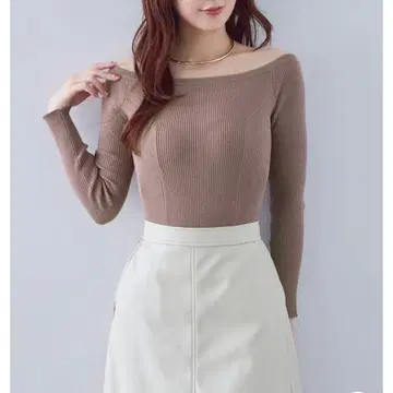 오버 E 오프숄더 패널 니트: 모카 90