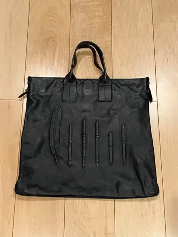 iOpelle 이오펠레 펜 디자인 블랙 가죽 토트백 A4 수납 가능