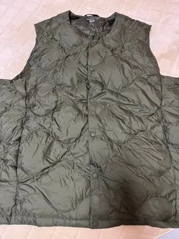 유니클로 울트라 라이트 다운 웨이브 퀼트 컴팩트 베스트 다운 베스트