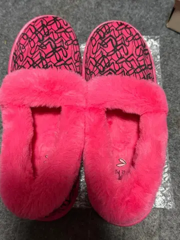 핑크 퍼 슬리퍼 그래픽 디자인