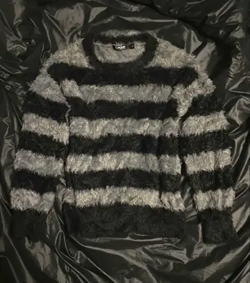 [ 당일 발송 ] DKNY 보더 니트 스웨터