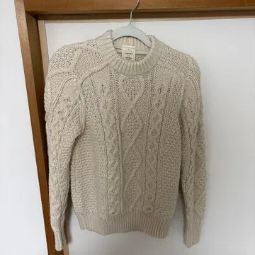 CLAPARIC 베이지 케이블 니트 스웨터 긴팔