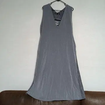 [ 아즈노우아즈두바즈 ] 그레이 V넥 슬리브리스 롱 원피스