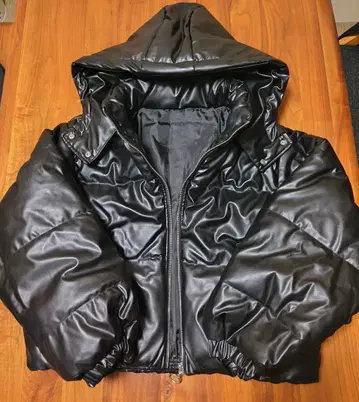 블랙 후드 부착 숏 다운 자켓