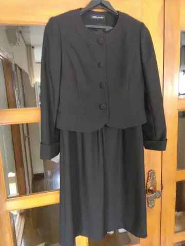 아주 멋진 블랙 포멀입니다.