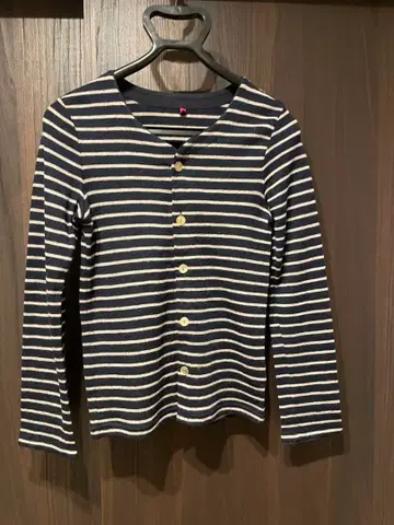 네이비와 베이지 스트라이프 가디건