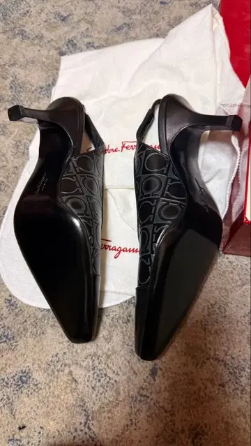 Ferragamo 블랙 하이힐