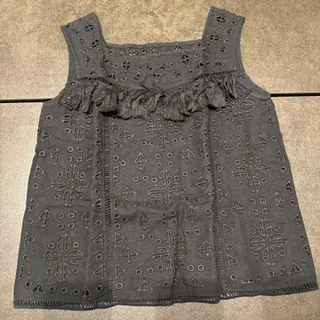 GRACE CONTINENTAL 태슬 슬리브리스