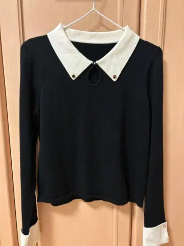 JUNOAH 카라 부착 니트