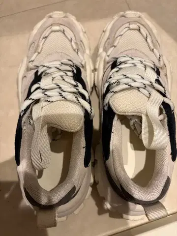 화이트/블랙 한국 스니커즈