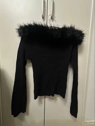 SPRAY PA 퍼 포함 오프숄더 스웨터