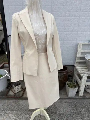 베이지 수트 자켓과 스커트 세트