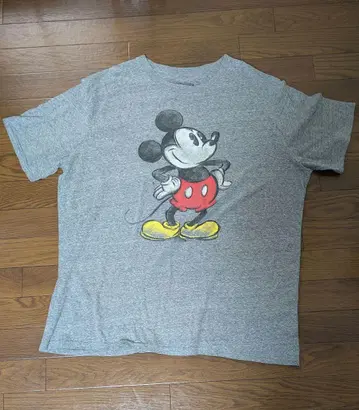 00s Mickey Mouse short sleeve shirt