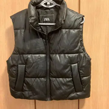 ZARA 블랙 인조 가죽 다운 베스트 S 사이즈