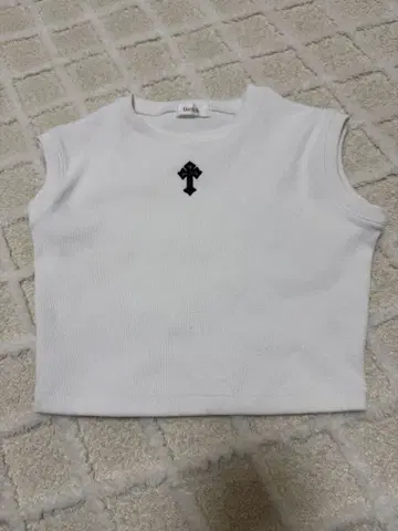 Darich 화이트 크로스 자수 반팔 상의