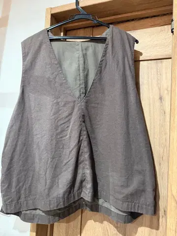 린넨 브라운 V넥 베스트