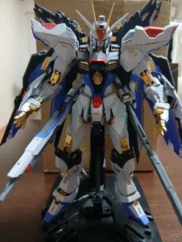 메탈빌드 STRIKE FREEDOM GUNDAM 가동식 피규어와 날개