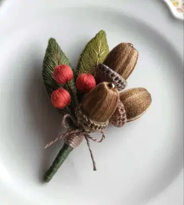 가을의 작은 부케 브로치 입체 자수 (도토리)