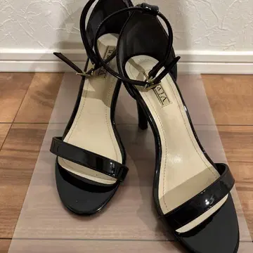 ViVian 에나멜 스트랩 포함 블랙 핑힐