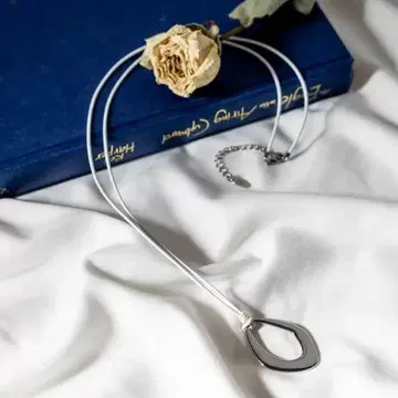 [새상품급] 레스블리스 롱 목걸이 실버 화이트 가죽 메탈