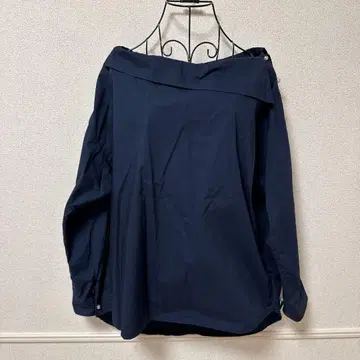 오프숄더 네이비 긴팔 셔츠