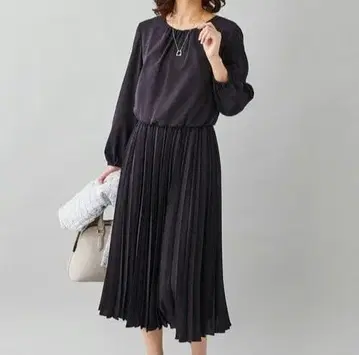 UNTITLED 다크 네이비 조젯 플리츠 원피스