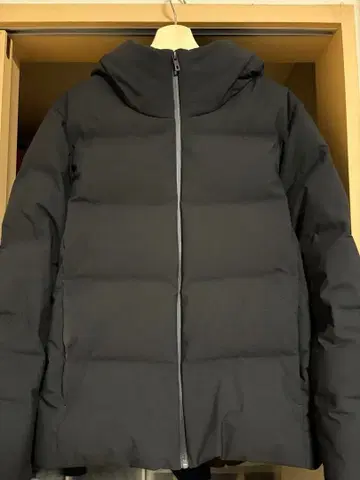 [새상품급] 유니클로 심리스 다운 파카 블랙 사이즈 M