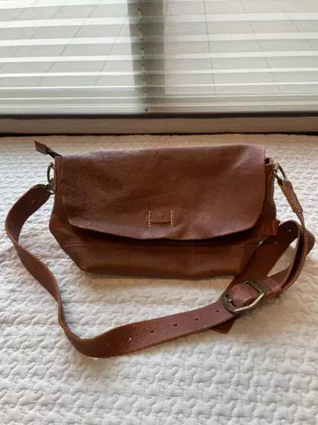 그린 라벨 릴랙싱 가죽 숄더백 브라운