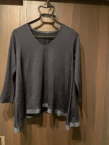 팔라스 팰리스 다크 그레이 V넥 긴팔 T셔츠