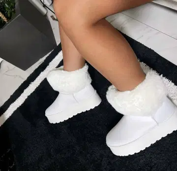 새상품 FASHIONOVA 화이트 퍼 어그 부츠 US9