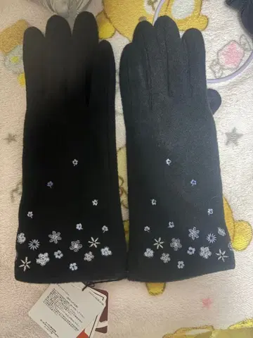 로라 애슐리 블랙 꽃무늬 자수 플리스 장갑