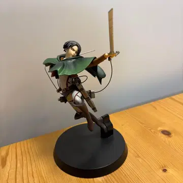 중고 피규어 진격의 거인 검을 든 리바이