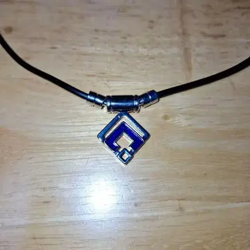 기하학적 디자인 목걸이