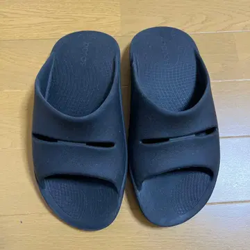 Oofos 블랙 샌들
