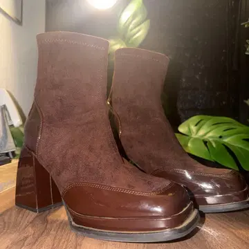 브라운 스웨이드 부티 힐 10cm