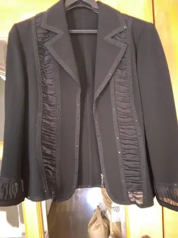 프릴 장식 블랙 수트 셋업