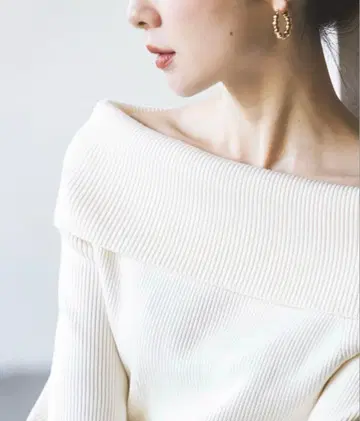 새상품급 NOBLE 노블 오프숄더 니트 화이트