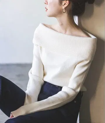 새상품급 NOBLE 노블 오프숄더 니트 화이트