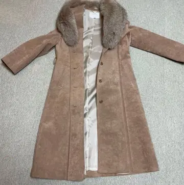 퍼 달린 베이지 롱 코트