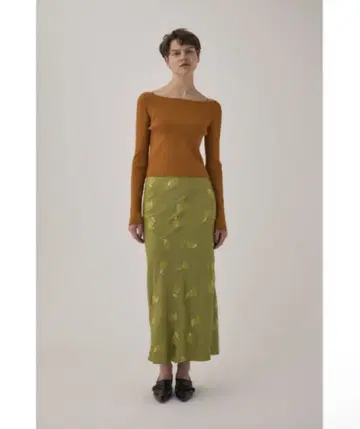 [미사용 새상품] 새틴 원단 자수 새틴 플레어 스커트 꽃무늬