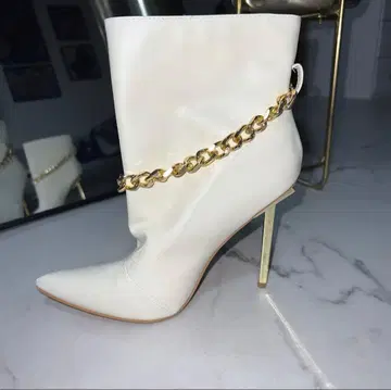 새상품 fashionnova 화이트 숏부츠 골드 체인 포함 US9