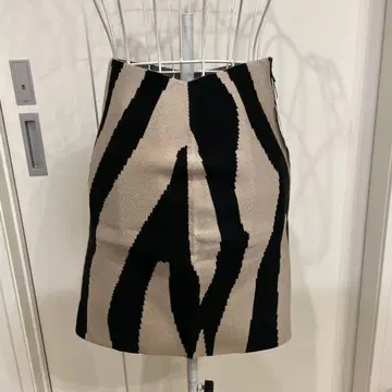 (새상품) RESEXXY 타이트 스커트 베이지 블랙