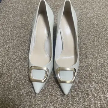 화이트 스틸레토 펌프스 금장 장식 포함